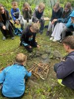 5-6 kluci se snazi roztopit ohen aby holkam opekli burty.jpg